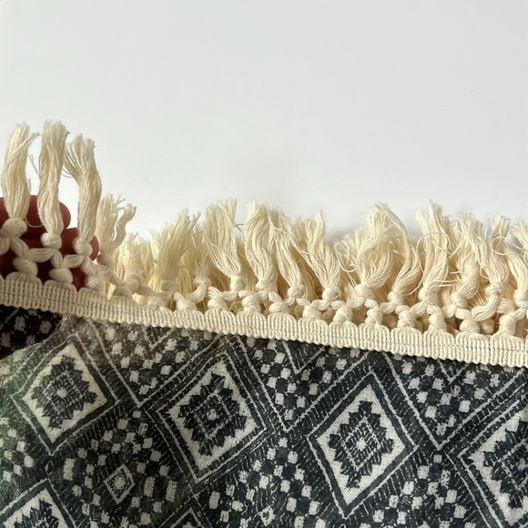 J Crew Lightweight Fringed Hem Scarf - Picture 4 of 6